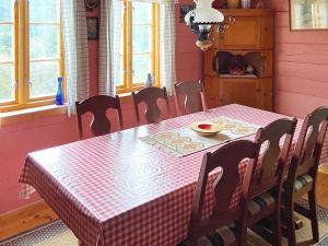 mesa de comedor con mantel a cuadros rojo y blanco en Holiday home HARDBAKKE II, en Hardbakke