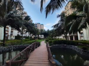 uma passagem através de um parque com palmeiras e edifícios em Soul Homestay em Puri