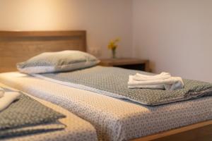 Een bed of bedden in een kamer bij Castor