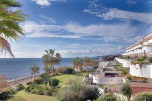 een uitzicht op de oceaan vanuit een resort bij Stunning unobstructed 180 degree sea view apartment with 100 square meters terrace - Costa del Sol - Estepona in Estepona