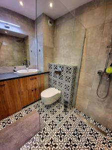 W łazience znajduje się toaleta, umywalka i prysznic. w obiekcie Apartamenty Homely - Nowowarszawska 130 w mieście Białystok