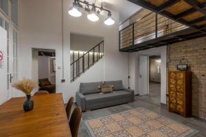 布達佩斯的住宿－The Address Loft 22ppl，客厅配有沙发和桌子