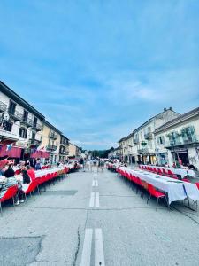 Castelnuovo Don BoscoにあるHotel Cioccaの都会のテーブルと椅子が並ぶ空き道
