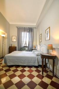 1 dormitorio con 1 cama grande y 1 mesa en Palazzo Panzani, en Florencia