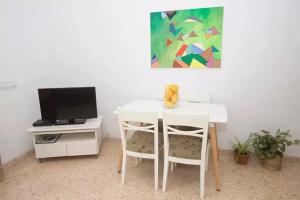 TV a/nebo společenská místnost v ubytování Ses Roques