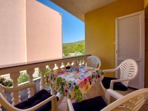 una sala da pranzo con tavolo e sedie sul balcone di Apartment Niko a Klenovica