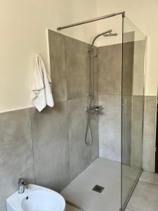 La salle de bains est pourvue d'une douche, de toilettes et d'un lavabo. dans l'établissement Casa di TAta 2, à Trezzo sullʼAdda