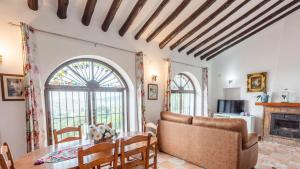 un soggiorno con tavolo e divano di Villa Santo Cristo Frigiliana by Ruralidays a Frigiliana