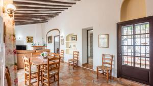 una cucina e una sala da pranzo con tavolo e sedie di Villa Santo Cristo Frigiliana by Ruralidays a Frigiliana