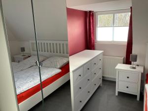 niewielka sypialnia z łóżkiem i oknem w obiekcie Villa Am Honigbach w mieście Coesfeld