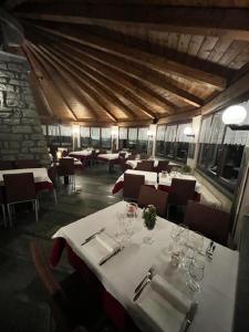 een eetkamer met een tafel met wijnglazen bij Le Charaban in Aosta