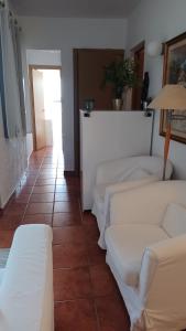 Il comprend un salon doté d'un mobilier blanc et de carrelage. dans l'établissement La Caytispa, à Puerto de Mogán