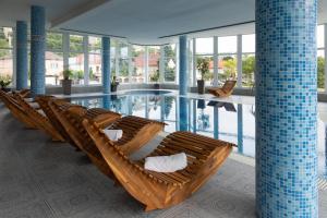 Bazén v ubytování Hotel Kristály Konferencia & Wellness nebo v jeho okolí
