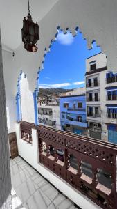 einen Balkon mit Blick auf ein Gebäude in der Unterkunft Hotel Sevilla in Chefchaouen