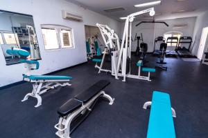 un gimnasio con varias cintas de correr y máquinas de ejercicio en Jolly Beach Antigua - All Inclusive, en Bolans