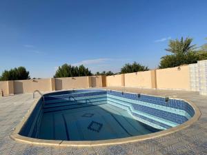 una piscina en medio de un edificio en سجى1 en Al Ula