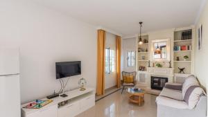 TV a/nebo společenská místnost v ubytování Villa en Lagos Bajo Vélez-Málaga by Ruralidays