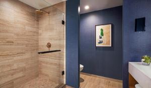 ein Bad mit einer Dusche und einer Glastür in der Unterkunft Omni PGA Resort Frisco-Dallas in Frisco