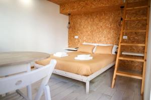 um quarto com uma cama, uma secretária e uma escada em Casa Fragosa - Alojamento local na Póvoa do Varzim