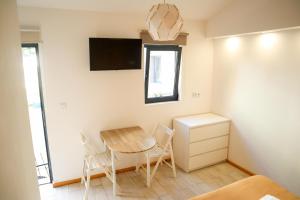 a small dining room with a table and chairs at Casa Fragosa - Alojamento local in Póvoa de Varzim