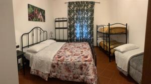una camera con 2 letti e un paio di letti a castello di Residence il giardino sul fiume Nera a Cerreto di Spoleto