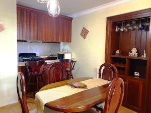 a kitchen and dining room with a table and chairs at Amplio apartamento en Gazcue SDQ in Santo Domingo