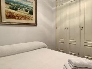 ein Schlafzimmer mit einem Bett und einem Wandgemälde in der Unterkunft Lotus (garaje y wifi) in Avila
