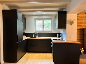 Kuchnia lub aneks kuchenny w obiekcie LES CIMES BLANCHES CLEDICIHOME Chalet 10 pers SPA & Grand terrain 4 MINUTES DES PISTES