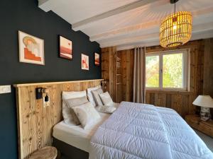 Łóżko lub łóżka w pokoju w obiekcie LES CIMES BLANCHES CLEDICIHOME Chalet 10 pers SPA & Grand terrain 4 MINUTES DES PISTES