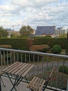 a wooden bench sitting on top of a balcony at Chambre privée chez habitant à 2 pas de la gare in Blois