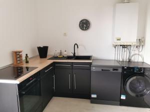 Kuchyň nebo kuchyňský kout v ubytování Homestay - Chambre chez habitant, Gare et Château