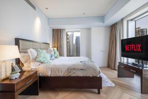 Postel nebo postele na pokoji v ubytování Daniels - Stunning Marina View Luxurious 1BR Apartment at Address Marina