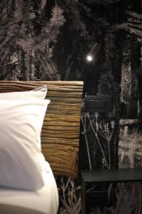 1 dormitorio con 1 cama y una luz en la pared en Maison Farinet en Saint-Rhémy-en-bosses