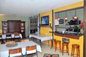 uma cozinha e sala de jantar com mesa e cadeiras em ANGEL'S SEA Pousada em Rio das Ostras