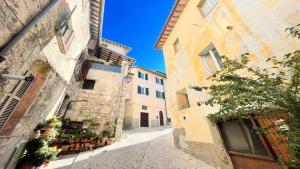 斯波萊托的住宿－traditional town house central Spoleto - car unnecessary - wifi - sleeps 10，一座拥有建筑物的老城区的小巷