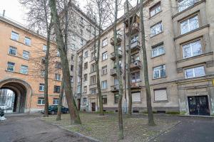 un groupe d'arbres devant un bâtiment dans l'établissement Žalgiris arena apartment with AC, à Kaunas