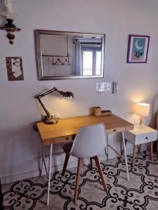 escritorio con lámpara y silla en una habitación en CASA ESCONDIDA - Residencia de artistas, en Córdoba