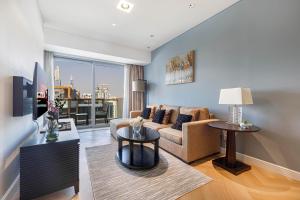 TV a/nebo společenská místnost v ubytování Daniels 1BR at JW Marriott with Dubai Marina View