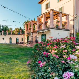 a house with flowers in front of it at Domus Volumnia Country House in Perugia