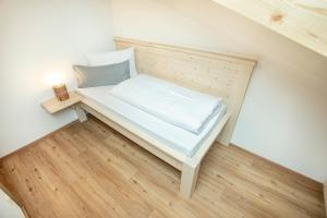 Katil atau katil-katil dalam bilik di Ferienwohnungen "Zur Wally", Apartment Sauba