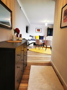 uma cozinha com um balcão e uma sala de estar em Dagmars Apartment em Steinwenden