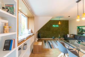 - un salon avec une table en verre et un canapé dans l'établissement Waldbewohner Apartments / Fuchs, à Ilsenburg