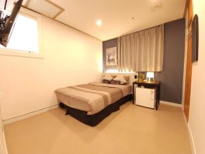 Postel nebo postele na pokoji v ubytování OYO Hostel Myeongdong 3