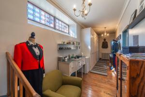 un maniquí en una sala de estar con ventana en 5 Grande Rue, en Le Lude