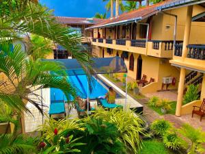 Pemandangan kolam renang di Drifters Hotel & Beach Restaurant atau berdekatan