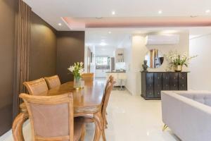 Η κουζίνα ή μικρή κουζίνα στο Upscale 3 Br Apartment For Family Or Friends Stay
