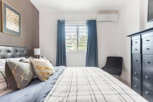 Ένα ή περισσότερα κρεβάτια σε δωμάτιο στο Upscale 3 Br Apartment For Family Or Friends Stay