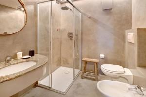 uma casa de banho com um chuveiro, um WC e um lavatório. em Chalet Sonne em Livigno