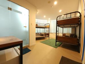 Postel nebo postele na pokoji v ubytování OYO Hostel Myeongdong 3