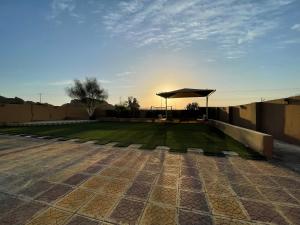 Blick auf einen Garten mit Terrasse in der Unterkunft سجى2 in Al-'Ula
